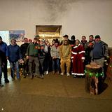 Gruppenbild vor einer weißen Hauswand. (Foto: UNSERDING)