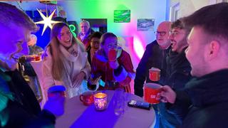 Menschen stehen an einem Stehtisch und lachen (Foto: UNSERDING)