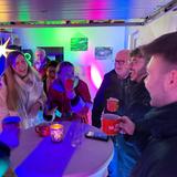 Menschen stehen an einem Stehtisch und lachen (Foto: UNSERDING)