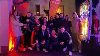 Gruppenbild vorm Weihnachtsmobil (Foto: UNSERDING)