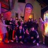 Gruppenbild vorm Weihnachtsmobil (Foto: UNSERDING)