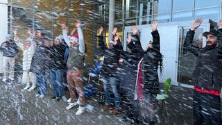Eine Reihe von Leuten freut sich über den Kunstschnee (Foto: UNSERDING)