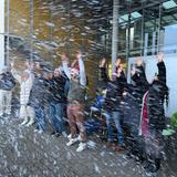 Eine Reihe von Leuten freut sich über den Kunstschnee (Foto: UNSERDING)