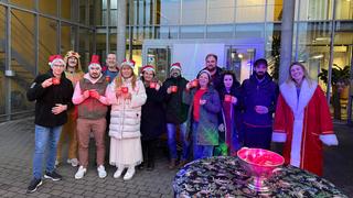 Gruppenbild, einige haben eine Weihnachtsmütze auf (Foto: UNSERDING)