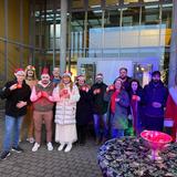 Gruppenbild, einige haben eine Weihnachtsmütze auf (Foto: UNSERDING)