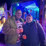 Ein Mann und eine Frau vorm leuchtenden UNSERDING Weihnachtsmobil (Foto: UNSERDING)