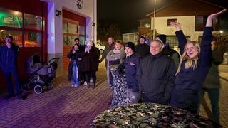 Leute stehen in einer Reihe unf freuen sich. Einige filmen, eine Person reißt die Hände in die Luft, (Foto: UNSERDING)