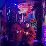 Zwei Männer mit Tassen in der Hand vorm Weihnachtsmobil. (Foto: UNSERDING)