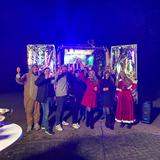 Menschen stehen vorm beleuchteten Weihnachtsmobil und freuen sich (Foto: UNSERDING)