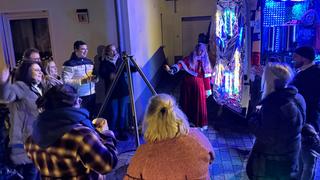 Leute stehen um einen Schwenker im Kreis und rufen. (Foto: UNSERDING)