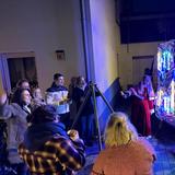 Leute stehen um einen Schwenker im Kreis und rufen. (Foto: UNSERDING)