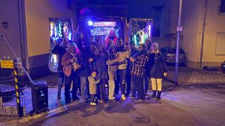 Gruppenbild vorm Weihnachtsmobil. (Foto: UNSERDING)