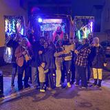 Gruppenbild vorm Weihnachtsmobil. (Foto: UNSERDING)