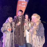 Mehrere Menschen stehen in dicken Pelzmänteln draußen. (Foto: UNSERDING)