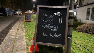 Ein Schild mit Wegbeschreibung für UNSERDING am Straßenrand. (Foto: UNSERDING)
