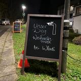 Ein Schild mit Wegbeschreibung für UNSERDING am Straßenrand. (Foto: UNSERDING)