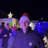 Ein Mann, Christopher, lacht in die Kamera. (Foto: UNSERDING)