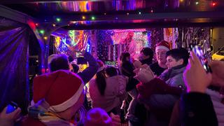 Menschen stehen unter einem Carport mit vielen bunten Lichtern (Foto: UNSERDING)