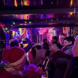 Menschen stehen unter einem Carport mit vielen bunten Lichtern (Foto: UNSERDING)