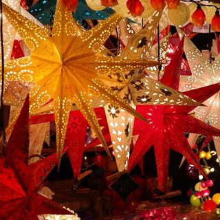 Papiersterne auf dem Weihnachtsmarkt (Foto: pixabay.com/Hans)