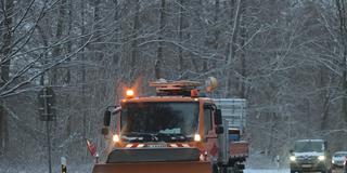 Symbolbild Winterdienst: Ein Räumfahrzeug auf der Straße (Foto: IMAGO / Jan Huebner)