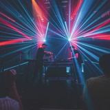 Zwei DJs vor strahlendem Licht (Foto: Luke_Goodlife)