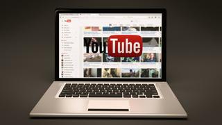 YouTube ist auf einem Laptop geöffnet (Foto: pixabay.com/TymonOziemblewski)