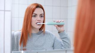 Eine Frau putzt sich die Zähne (Foto: pixabay.com/slavoljubovski)