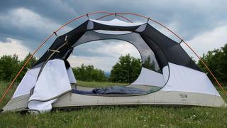 Ein offenes Zelt auf einer Wiese (Foto: pixabay.com)